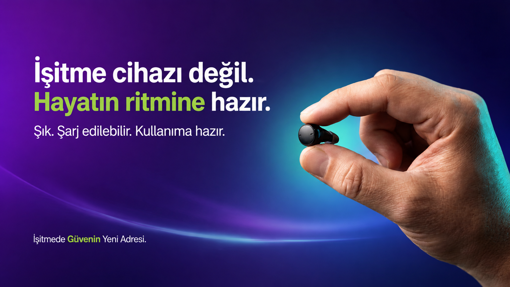 Elde tutulan modern işitme cihazı ve 'İşitme cihazı değil. Hayatın ritmine hazır.' sloganı